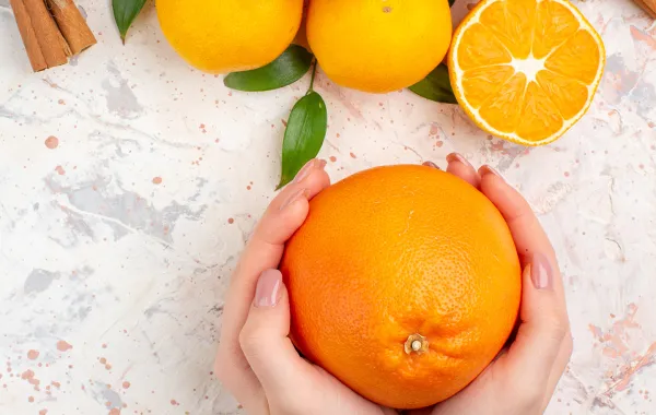 لماذا ينصح الاطباء بتناول البرتقال باستمرار؟ المصدر  Image by KamranAydinov on Freepik