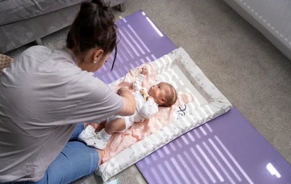 صورة لطفل يعاني من الامساك