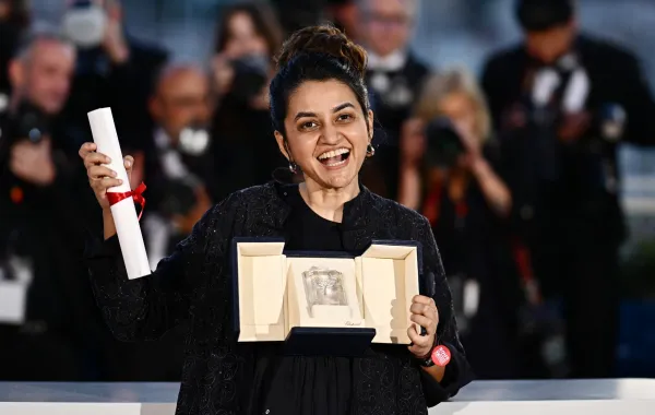 المخرجة الهندية بايال كاباديا عقب فوزها بالجائزة الكبرى خلال حفل ختام الدورة الـ77 من مهرجان كان السينمائي - مصدر الصورة Photo by LOIC VENANCE / AFP