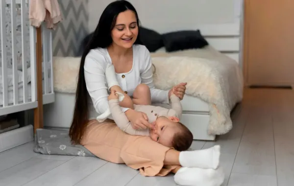 صورة لام سعيدة مع طفلها الأول