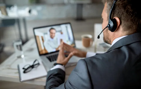 يجب ارتداء ملابس رسمية في مقابلة العمل عن بٌعد- المصدر freepik