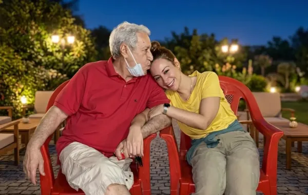 منة شلبي ووالدها الراحل - الصورة من حساب فيفي عبده على انستغرام