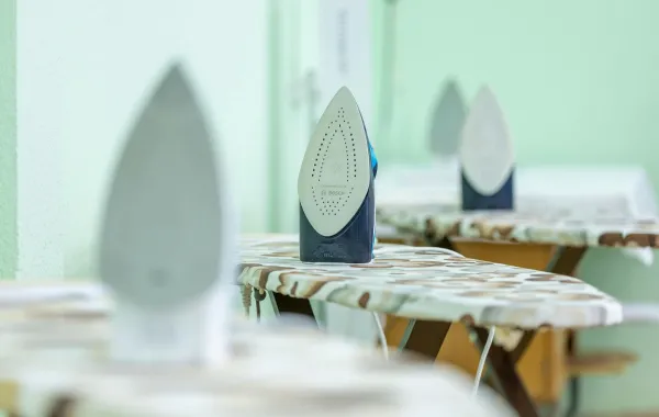 ودعي آثار الحروق والبقع: طرق سهلة تجعل مكواتك كأنها جديدة 