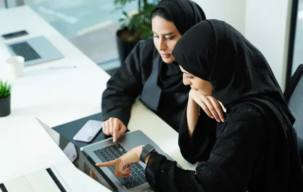 المرأة السعودية: كيف غيّرت رؤية 2030 دورها بالتمكين وإزالة العوائق؟ 