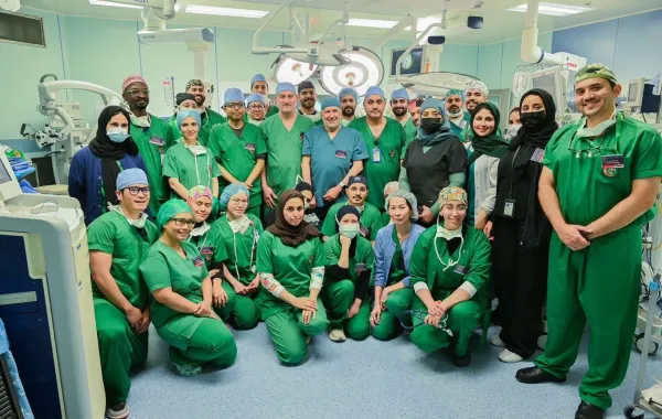  الفريق الطبي والجراحي التابع للبرنامج السعودي للتوائم الملتصقة - (الصورة من حساب مركز الملك سلمان للإغاثة على منصة إكس)