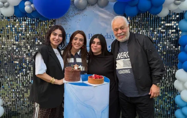 روجينا وأشرف زكي مع ابنتيهما مايا ومريم