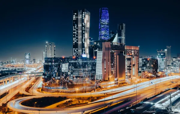 السعودية وجهة العالم.. وطموح لا يعرف الحدود! مع رؤية 2030، لم تعد المملكة مجرد وجهة سياحية، بل أصبحت نموذجاً عالمياً ملهماً في النمو المتسارع. في عام 2025، نجحت المملكة في كسر الأرقام من جديد لتؤكد مكانتها ضمن أهم 15 دولة سياحية في العالم. #رؤية_السعودية_2030 