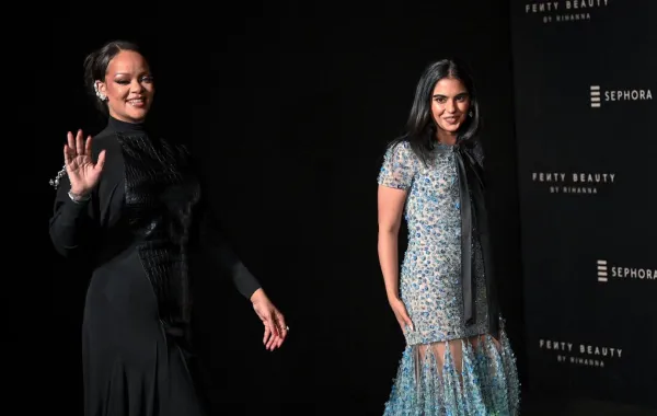 ريهانا وإيشا أمباني في مومباي (Rihanna and Isha Ambani in Mumbai). مصدر الصورة: Sujit JAISWAL / AFP