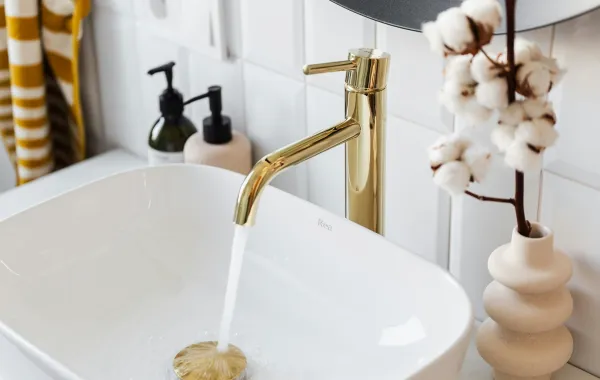 دليل تنظيف الحمام: 10 حيل للعناية بالأماكن المنسية فيه ببراعة 