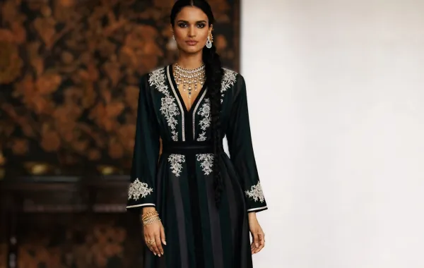 خارج نطاق المواسم.. القفطان الأسود المطرّز يكتب فصله الخاص في ربيع 2026 