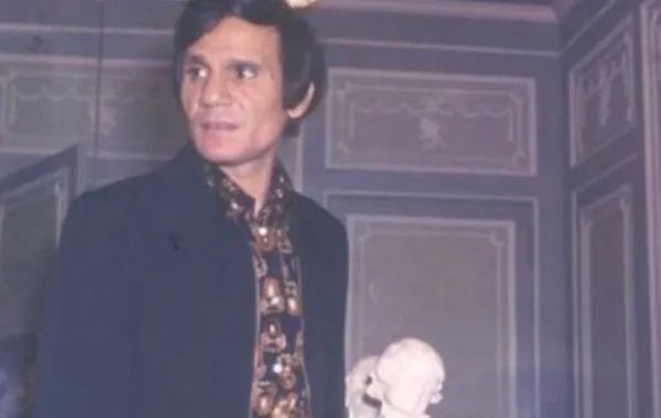 عبد الحليم حافظ داخل منزله- الصورة من صفحته على فيس بوك