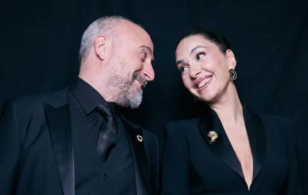 بيرجوزار كوريل Bergüzar Korel وزوجها خالد إرغينتش Halit Ergenç – الصورة من حسابها على انستغرام