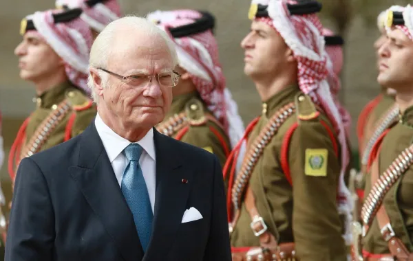 الملك كارل غوستاف السادس عشر في القصر الملكي في عمان (King Carl Gustav XVI at the Royal Palace in Amman). مصدر الصورة: Khalil MAZRAAWI / AFP