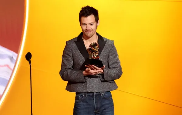 هاري ستايلز وزوي كرافيتز يعلنان خطوبتهما 