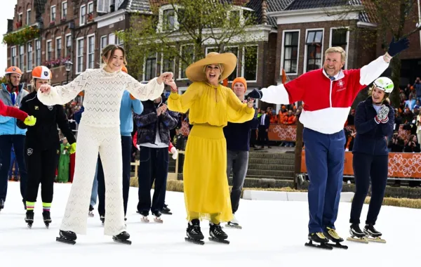 الأميرة أريان والملكة ماكسيما والملك ويليم ألكسندر خلال احتفالات يوم الملك في دوكوم (Princess Ariane, Queen Maxima and King Willem-Alexander during the King's Day celebrations, in Dokkum). مصدر الصورة: MISCHA SCHOEMAKER / VARIOUS SOURCES / AFP