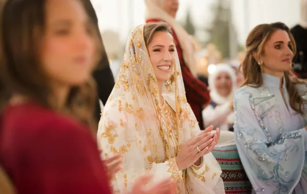 الملكة رانيا تجلس بجانب رجوة السيف في حفل الحناء(Queen Rania sititng alongside Rajwa al-Saif). مصدر الصورة: Office of Her Majesty Queen Rania Al Abdullah / AFP