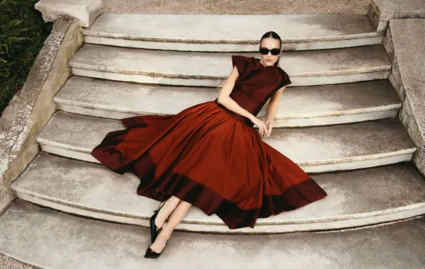 5 تنسيقات من الماركات العالمية اخترناها لكِ.. لإطلالة ربيعية تعيد تعريف أناقتكِ 