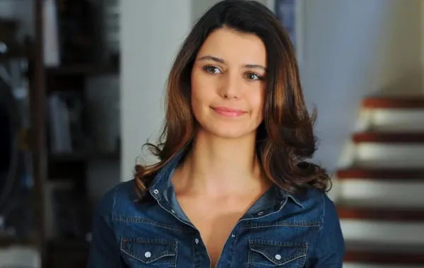 بيرين سات Beren Saat - الصورة من صفحتها على الفيس بوك