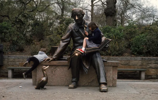 طفلان يتسلقان تمثال كاتب قصص الأطفال الدنماركي هانس كريستيان أندرسن في حديقة "سنترال بارك" بنيويورك( مصدر الصورة: Ernst Haas/Ernst Haas/Getty Images)