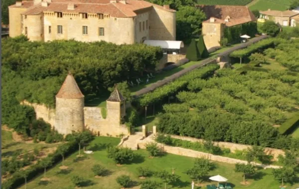 لقطة خارجية لفندق قلعة شاتو دو بانيول