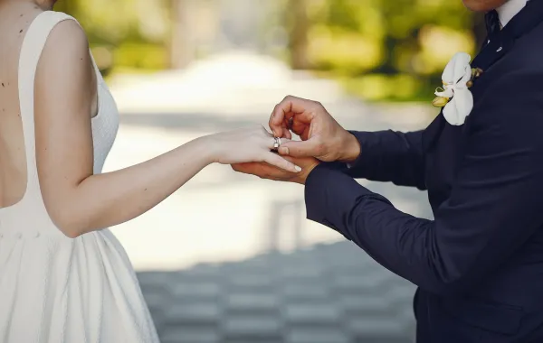 حُلم خطوبة شخص أعرفه في المنام- الصورة تعبيرية من Freepik by prostooleh