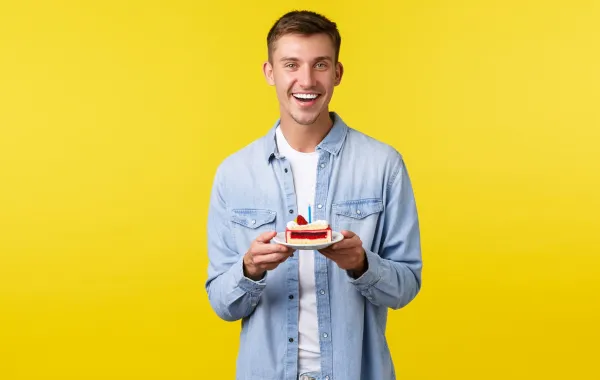 تفسير حلم أكل الحلويات للرجل- مصدر الصورة:   Freepik by benzoix