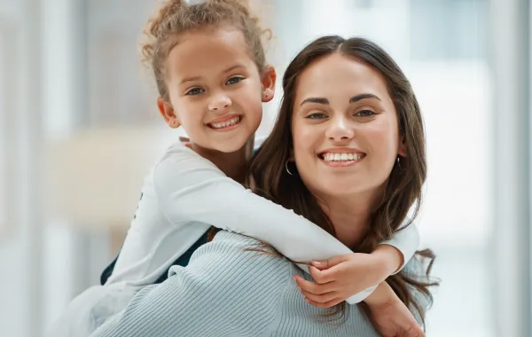 صورة تعبر عن علاقة رائعة بين أم وطفلتها