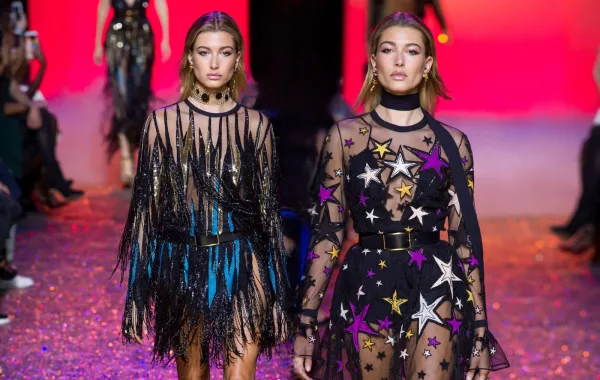 هايلي بيبر Hailee Bieber في عرض إيلي صعب -الصورة من Launchmetrics/Spotlight ©