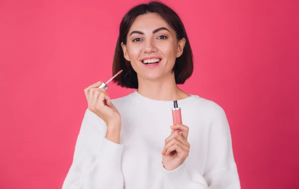 حلم أحمر الشفاه في المنام للمتزوجة - الصورة تعبيرية من freepik by kroshka__nastya