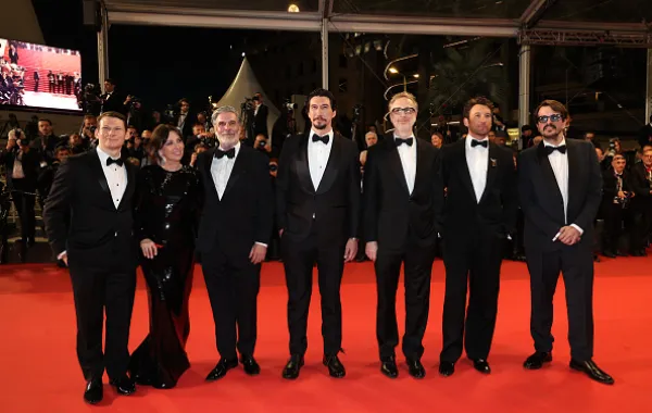 نجوم فيلم Paper Tiger في العرض الخاص للفيلم بمهرجان كان السينمائي 2026- مصدر الصورة:Hoda Davaine/Getty Images 