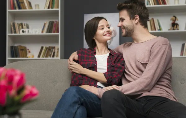  الاهتمام يكمن في التفاصيل الصغيرة التي تشعر زوجتك بأنها أولوية في حياتك - المصدر: magnific