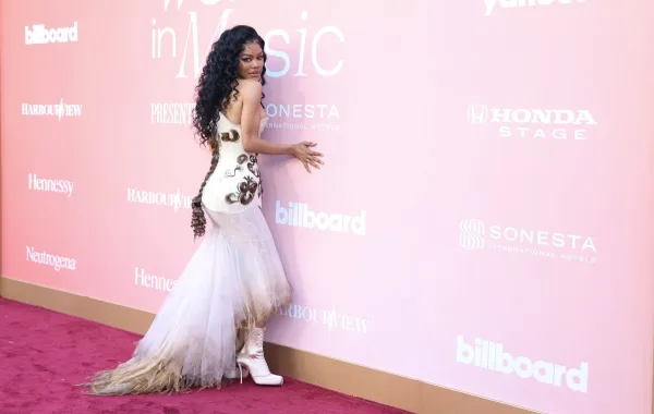 النجمة تيانا تايلورTeyana Taylor في حفل بيلبورد للموسيقى Billboard Women in Music - (مصدر الصورة  VALERIE MACON / AFP)