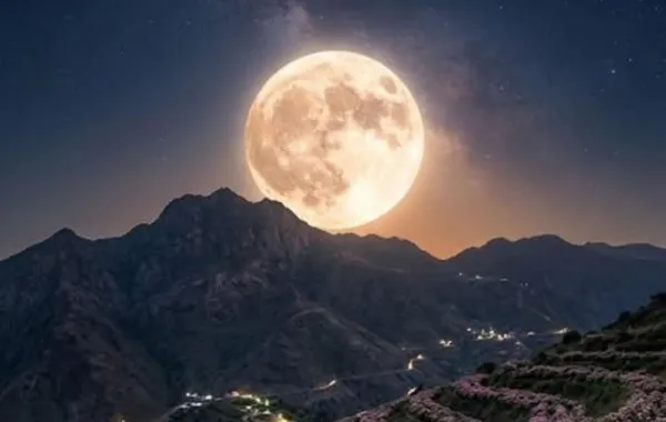 اكتمال القمر الليلة يضيء سماء السعودية والوطن العربي بمشهد فلكي أخّاذ 