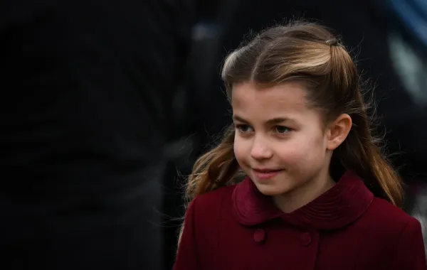 الأميرة شارلوت في كنيسة سانت ماري ماغدالين في ساندرينغهام، نورفولك، شرق إنجلترا (Princess Charlotte at St Mary Magdalene Church in Sandringham, Norfolk, eastern England). مصدر الصورة: Daniel LEAL / AFP