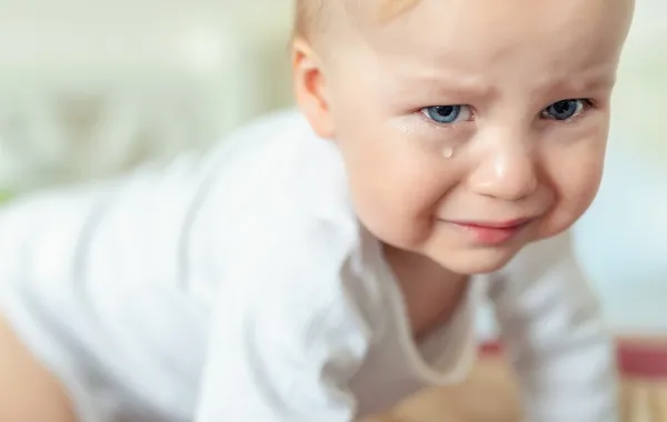 صورة لرضيع تُدمع عينه بلا سبب