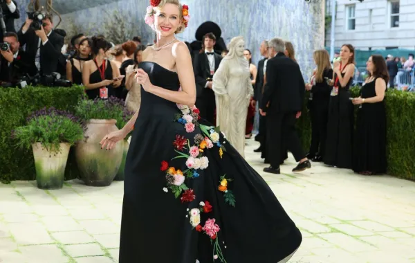 نعومي واتس Naomi Watts في حفل ميت غالا 2026 - (Photo by ANGELA WEISS / AFP)