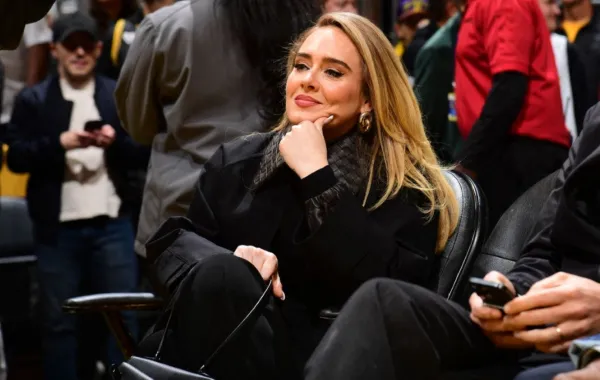 أديل في كريبتو.كوم أرينا في لوس أنجلوس، كاليفورنيا (Adele  at Crypto.Com Arena in Los Angeles, California). مصدر الصورة: Adam Pantozzi/NBAE via Getty Images/AFP