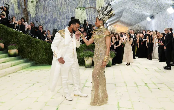 راسل ويلسون Russell Wilson وسيارا Ciara في حفل ميت غالا 2026. مصدر الصورة: Mike Coppola/Getty Images/AFP