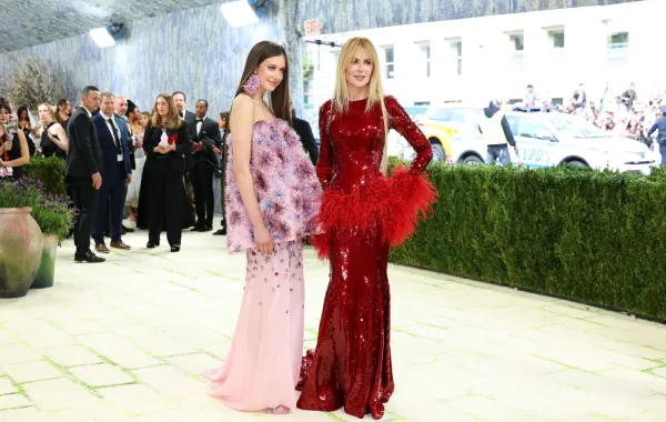 صنداي روز كيدمان أوربان Sunday Rose Kidman Urban ونيكول كيدمان Nicole Kidman في حفل ميت غالا 2026. مصدر الصورة: Angela Weiss / AFP