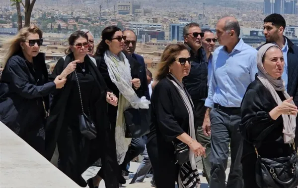 نادية الجندي والسيدة نهلة توفيق أرملة هاني شاكر- الصورة من نقابة الصحفيين 