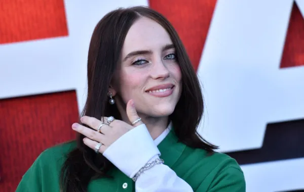 بيلي إيليش Billie Eilish (Photo by Chris DELMAS / AFP)