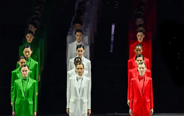 لوحة تكريمية للمصمم الراحل جورجيو أرماني Giorgio Armani، خلال حفل افتتاح الألعاب الأولمبية ميلانو كورتينا 2026 