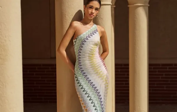 فستان محبوك من ميسوني Missoni- الصورة من العلاقات العامة لأوناس