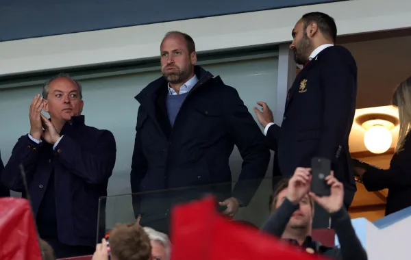 الأمير ويليام في فيلا بارك بمدينة برمنغهام، وسط إنجلترا (Prince William at Villa Park in Birmingham, central England). مصدر الصورة: Darren Staples / AFP