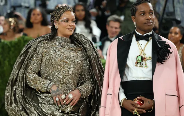 ريهانا Rihanna وآساب روكي Asap Rockey في حفل ميت غالا 2026. مصدر الصورة: ANGELA WEISS / AFP