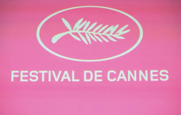 شعار مهرجان كان السينمائي. مصدر الصورة: Bertrand GUAY / AFP