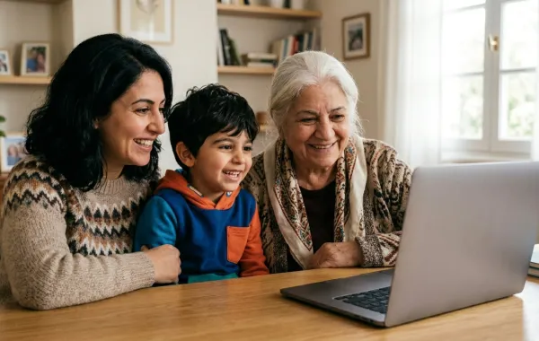 صورة عائلة أمام الكمبيوتر