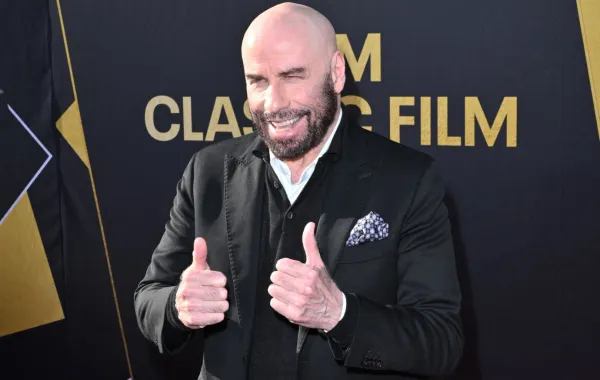 جون ترافولتا في مسرح تي سي إل الصيني في هوليوود كاليفورنيا (John Travolta at TCL Chinese Theater in Hollywood, California). مصدر الصورة: Robyn BECK / AFP
