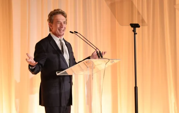 مارتن شورت في بيفرلي هيلز، كاليفورنيا (Martin Short in Beverly Hills, California). مصدرالصورة: Emma McIntyre/Getty Images for Netflix/AFP