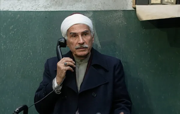 عبد الرحمن أبو زهرة بشخصية المعلم سردينة - الصورة سكرين شوت من الحلقة الأولى لمسلسل لن أعيش في جلباب أبي